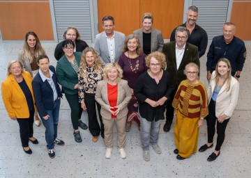 (v.l.n.r.) Angela Fichtinger (NÖ Seniorenbund), Anna Sonnleitner (Gewaltschutzzentrum NÖ), Elisabeth Cinatl (Verein Wendepunkt), Gerlinde Hochhauser (Pro Senectute), Birgit Rippel (Rotes Kreuz NÖ), Olinda Albertoni (Frauenhaus St. Pölten), Stefan Pfandler (Landeskriminalamt), Landesrätin Eva Prischl, Manuela Kräuter (Frauen für Frauen), Susanne Gröschel (LGA), Landesrätin Christiane Teschl-Hofmeister, Florian Morgenbesser (Abteilungsleiter F3), Alexander Grohs (Verein Neustart), Sabine Hilbert (Abteilungsleiter-Stellvertreterin F3), Claudia Pfeffer (Land NÖ) und Franz Popp (Landespolizeidirektor).