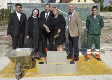 Grundsteinlegung zum Neubau des privaten Pflegezentrums „Marienhof“ in Wr. Neustadt mit DI Stefan Haertl (Heimat Österreich), Schwester Mag. Hilda Daurer (Franziskanerinnen von der christlichen Liebe), Bürgermeister Bernhard Müller, Sozial-Landesrätin Mag. Barbara Schwarz, Klubobmann Mag. Klaus Schneeberger. (v.l.n.r.)