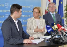 Landeshauptfrau Johanna Mikl-Leitner, LH-Stellvertreter Stephan Pernkopf und Lukas Klaczynski von der Landesschülervertretung NÖ bei der Pressekonferenz zum Thema NÖ Klima- und Energiefahrplan