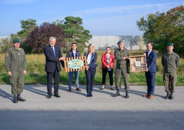 Militärkommandant Martin Jawurek, Landesrat Martin Eichtinger, Bürgermeister LAbg Christian Gepp, Bundesministerin Klaudia Tanner, Vizebürgermeisterin Gabriele Fürhauser, Oberst Jürgen Schlechter, Nationalratsabgeordneter Andreas Minnich und Vizeleutnant Helmut Habrina (v.l.n.r.)