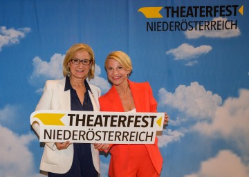 Landeshauptfrau Johanna Mikl-Leitner mit der Obfrau des Vereines „Theaterfest Niederösterreich“, Kristina Sprenger