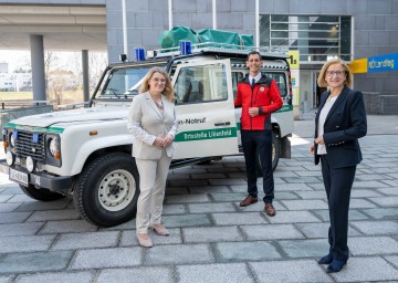 125 Jahre Bergrettung: Landesrätin Ulrike Königsberger-Ludwig, Matthias Cernusca, Landesleiter der Bergrettung NÖ/Wien, und Landeshauptfrau Johanna Mikl-Leitner (v.l.n.r.)