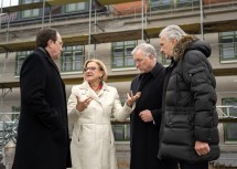 Von links nach rechts: Der St. Pöltner Bürgermeister Matthias Stadler, Landeshauptfrau Johanna Mikl-Leitner, Landesrat Martin Eichtinger und Norbert Fidler, Vorsitzender des Landesstellenausschusses der Österreichischen Gesundheitskasse in Niederösterreich.