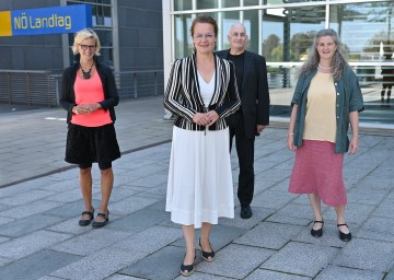 Von links nach rechts: Geschäftsführer-Stellvertreterin Elisabeth Marcus, Sozial-Landesrätin Christiane Teschl-Hofmeister, Geschäftsführer Harald Fartacek und Vorsitzende Veronika Prüller-Jagenteufel
