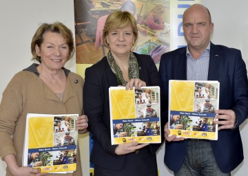 Präsentation der Berufsorientierungshilfe \"Mein Beruf - Meine Zukunft\": KommR Sonja Zwazl, Präsidentin der Wirtschaftskammer Niederösterreich, Bildungs-Landesrätin Mag. Barbara Schwarz und Markus Wieser, Präsident der Arbeiterkammer Niederösterreich. (v.l.n.r.)