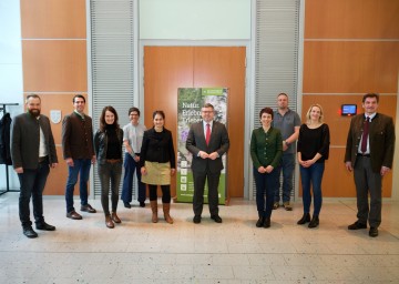 Im Bild von links nach rechts: Florian Schublach (Naturpark Ötscher-Tormäuer), Thomas Rupp (Naturpark Sparbach), Julia Friedlmayer (Naturpark Leiser Berge), Jasmine Bachmann (Verein Naturparke NÖ), Mathilde Stallegger (Naturpark Jauerling-Wachau), Landesrat Ludwig Schleritzko, Selma Karnitsch (Naturpark Hohe Wand), Horst Dolak (Naturpark Heidenreichsteiner Moor), Sandra Klingelhöfer (Abteilung Naturschutz NÖ), Bürgermeister Werner Krammer, Obmann (Naturpark Ybbstal)
