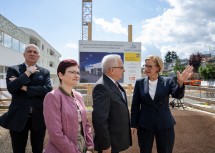 Landeshauptfrau Johanna Mikl-Leitner mit Bürgermeister Ferdinand Köck, Vizebürgermeisterin Dagmar Händler und Bezirkshauptmann Philipp Enzinger am Areal der ehemaligen landwirtschaftlichen Fachschule, auf dem das neue Gemeindezentrum entsteht.