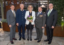 100 Jahre Stadt Langenlois: Im Bild Bürgermeister Harald Leopold, Landespolizeidirektor Franz Popp, Landeshauptfrau Johanna Mikl-Leitner, Rotkreuz-Präsident Hans Ebner und Bezirkshauptmann Günter Stöger.