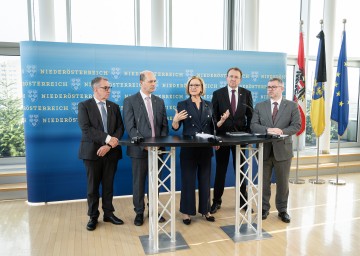 Von links nach rechts: Der Präsident des SP-Gemeindevertreterverbandes Rupert Dworak, der Präsident des NÖ Gemeindebundes Johannes Pressl, Landeshauptfrau Johanna Mikl-Leitner, der Vorsitzende des NÖ Städtebundes Matthias Stadler und Finanzlandesrat Ludwig Schleritzko.