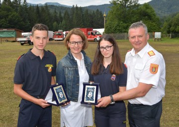 Landesrätin Christiane Teschl-Hofmeister (2.v.l.) und Landesfeuerwehrkommandant Dietmar Fahrafellner (rechts) gratulierten Elias Mayrhofer von der FF Petzenkirchen-Bergland (links) und Alina Stasny von der FF Langenlois (2.v.r.) zum Sieg bei den NÖ Landesfeuerwehrjugendleistungsbewerben.