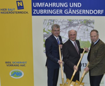 Beim Spatenstich für die Umfahrung Gänserndorf: Bürgermeister Karl Burghardt, Landeshauptmann Dr. Erwin Pröll, Straßenbaudirektor DI Peter Beiglböck (v. l. n. r.)