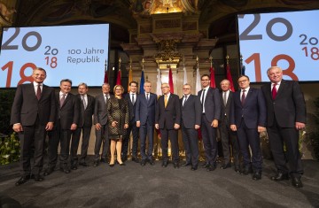 Festakt „100 Jahre Gründung der Republik Österreich“ im Palais Niederösterreich. Festredner waren Landeshauptfrau Johanna Mikl-Leitner (5. v. l.), Bundespräsident Alexander Van der Bellen (7. v. l.), Bundeskanzler Sebastian Kurz (6. v. l.), EU-Kommissionspräsident Jean-Claude Juncker (6. v. r.), Landeshauptmann Hans Niessl (5. v. r.) und Landeshauptmann Michael Ludwig (2. v. l.).