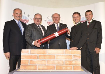 Grundsteinlegung in Pischelsdorf mit GD DI Johann Marihart, GA Dr. Christian Konrad, Landeshauptmann Dr. Erwin Pröll, Bundesminister DI Nikolaus Berlakovich und DI Ernst Karpfinger.