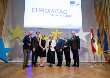 (v.l.) Bürgermeister Klaus Schneeberger, Christian Wigand, Sprecher der Europäischen Kommission, Gerda Holzinger-Burgstaller, Vorstandsvorsitzende Erste Bank, Landeshauptfrau Johanna Mikl-Leitner, Karl-Heinz Strauss, Generaldirektor PORR AG, Universitätsprofessor Daniel Varro und Martin Eichtinger, Präsident des Europa-Forum Wachau.