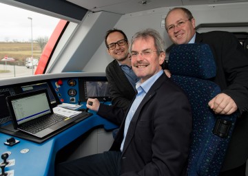 Verkehrslandesrat Karl Wilfing im cityjet mit ÖBB-Regionalmanager Michael Elsner und Bürgermeister Alfred Pohl (ganz rechts) 