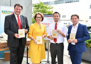 Im Bild von links nach rechts: Josef Schmoll (Präsident Rotes Kreuz Niederösterreich), Landesrätin Christiane Teschl-Hofmeister, Hannes Buxbaum (Stv.-Dir. Gesundheit und Soziale Dienste), Wolfgang Brillmann (Geschäftsführer SAM NÖ).