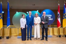 Doris Schmidauer, Bundespräsident Alexander Van der Bellen, Landeshauptfrau Johanna Mikl-Leitner und Norbert Lammert, ehemaliger Präsident des Deutschen Bundestages (v.l.n.r.).