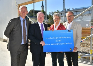 Messedirektor Ing. Werner Roher, ecoplus-Geschäftsführer Mag. Helmut Miernicki, Wirtschaftslandesrätin Dr. Petra Bohuslav und Messepräsident Uwe Scheutz bei der Baustelle der Halle 3 der Messe Wieselburg  (v.l.n.r.)