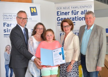 Landesrätin Christiane Teschl-Hofmeister (2.v.r.) und Wolfgang Viehauser von der HYPO NOE (links) mit der Familie Koppensteiner aus Sierndorf (Bezirk Korneuburg).