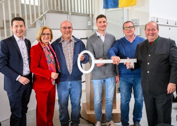 (v.l.) Landtagsabgeordneter Kurt Hackl, Landeshauptfrau Johanna Mikl-Leitern, die Gemeindearbeiter Robert Achter, Andreas Pfanner und Werner Achter und Bürgermeister Adolf Mechtler bei der feierlichen Eröffnung von Bauhof und Werkstoffsammelzentrum der Gemeinde Hohenleithen.