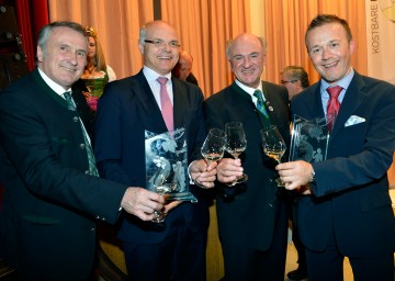 Der Präsident des Österreichischen Weinbauverbandes, DI Josef Pleil, Bacchuspreisträger Dr. Karl Stoss, Landeshauptmann Dr. Erwin Pröll und Bacchuspreisträger Aldo Sohm (v.l.n.r.) gestern, 5. November, bei der Weintaufe Österreich in Poysdorf.