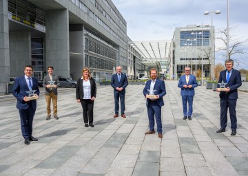 LH-Stellvertreter Stephan Pernkopf und Gemeindebund-Präsident Alfred Riedl mit den Klimaschutz-Preisträgern aus Niederösterreich.  