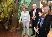 Landeshauptfrau Johanna Mikl-Leitner und Bildungsdirektor Johann Heuras mit Alexander und Anna Maria im Museum Niederösterreich.