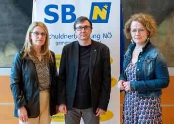 (v.l.) Landesrätin Ulrike Königsberger-Ludwig, Landesrätin Christiane Teschl-Hofmeister und der Geschäftsführer der NÖ Schuldnerberatung Michael Lackenberger bei der Pressekonferenz zur Jahresbilanz 2022.