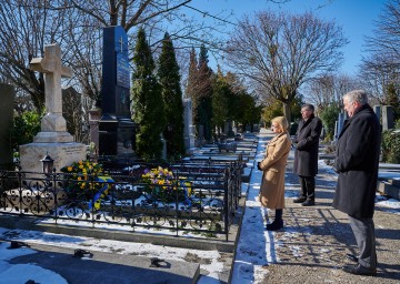 Kranzniederlegung am Grab von Landeshauptmann a. D. Siegfried Ludwig durch Landeshauptfrau Johanna Mikl-Leitner, Landesrat Martin Eichtinger und den Perchtoldsdorfer Bürgermeister Martin Schuster.