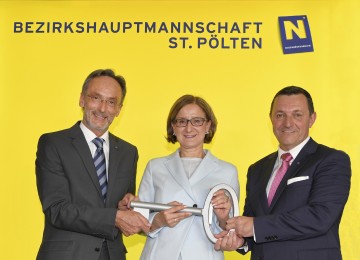 Schlüsselübergabe: Bezirkshauptmann Mag. Josef Kronister, Landeshauptmann-Stellvertreterin Mag. Johanna Mikl-Leitner und der Leiter des Gebietsbauamtes III DI Peter Hollhut. (v.l.n.r.)