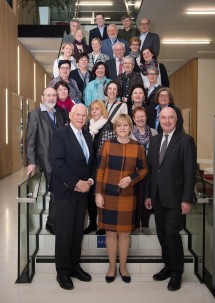 Heinz Boyer, Bildungs- und Senioren-Landesrätin Barbara Schwarz und Prof. Karl Ennsfellner (vorne, v.l.n.r.) mit den Teilnehmerinnen und Teilnehmern der dritten SeniorInnenUNI an der IMC Fachhochschule Krems.