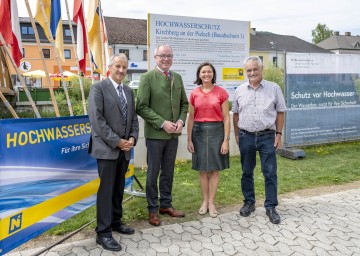 Von lins nach rechts: Bürgermeister Franz Singer, LH-Stellvertreter Stephan Pernkopf, Landtagsabgeordnete Doris Schmidl und Altbürgermeister Anton Gonaus