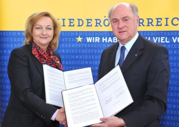 Landeshauptmann Dr. Erwin Pröll und Bundesministerin Dr. Maria Fekter unterzeichneten die Vereinbarung betreffend Erstaufnahmestelle in Traiskirchen.