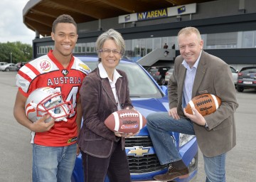 American Football Finale in St. Pölten: Laurinio Walch (Raiffeisen Vikings Vienna und Nationalspieler), Sport-Landesrätin Dr. Petra Bohuslav, Präsident AFBÖ Michael Eschlböck (v.l.n.r.)