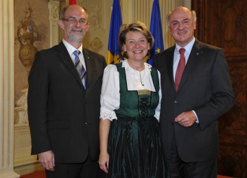 Amtsübergabe an der Bezirkshauptmannschaft Melk: Dr. Norbert Haselsteiner, Dr. Elfriede Mayrhofer und Landeshauptmann Dr.  Erwin Pröll (v.l.n.r.)