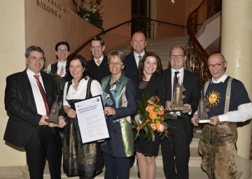 NÖ Tourismuspreis 2013 vergeben: Ferdinand und Michaela Schachner, Ursula Schartmüller-Schachner (im Hintergrund), Prof. Christoph Madl, MAS, Geschäftsführer Niederösterreich-Werbung, Tourismus-Landesrätin Dr. Petra Bohuslav, Mag. Bernhard Lackner, Vorstandsdirektor Niederösterreichische Versicherung, Doris Hausberger und Mag. Josef Farthofer von der MOSTELLERIA sowie Johannes Gutmann, SONNENTOR (v.l.n.r.)