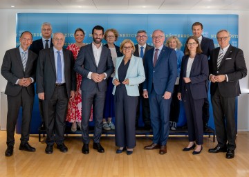 Univ.-Prof. Peter Filzmaier, Landesrat Martin Antauer, Univ.-Prof. Christoph Badelt, Landesrätin Susanne Rosenkranz, LH-Stellvertreter Udo Landbauer, Landesrätin Christiane Teschl-Hofmeister, Landeshauptfrau Johanna Mikl-Leitner, Landesrat Ludwig Schleritzko, LH-Stellvertreter Stephan Pernkopf, Landesrätin Eva Prischl, Dr. Katrin Praprotnik, Landesrat Sven Hergovich und Landesamtsdirektor Werner Trock (v.l.n.r.)