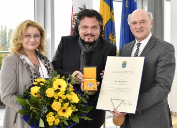 Landeshauptmann Dr. Erwin Pröll überreichte das „Große Goldene Ehrenzeichen für Verdienste um das Bundesland Niederösterreich“ an Künstler Ing. Werner Auer (im Bild mit Gattin Sabine Auer).
