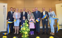 Im Bild von links nach rechts: Regionalmanager Jürgen Tiefenbacher, Superintendent Lars Müller-Marienburg, kaufmännische Direktorin Jutta Stöger, Walter Troger von der VAMED, Landtagspräsident Karl Wilfing, Helmut Krenn von der NÖ Landeskliniken-Holding, Landeshauptfrau Johanna Mikl-Leitner, Weihbischof Franz Scharl, LH-Stellvertreter Stephan Pernkopf, Christian Cebulla, der ärztliche Direktor im Landesklinikum, die stellvertretende Pflegedirektorin Gabriele Rudorfer.