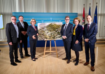 (v.l.n.r.) Helmut Schmid, Bürgermeister Hainburg a. d. Donau, der Geschäftsführer des Economica-Instituts Christian Helmenstein, Landeshauptfrau Johanna Mikl-Leitner, Bildungsminister Martin Polaschek, Bildungslandesrätin Christiane Teschl-Hofmeister und Takeda Standortleiter Marian Bendik.