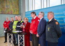 Beim Pressegespräch nach dem Sicherheitsgipfel im NÖ Landhaus, von links nach rechts: Andreas Zenker vom Roten Kreuz, Landespolizeidirektor Franz Popp, Notruf Niederösterreich-Geschäftsführer Christof Chwojka, Samariterbund-Präsident Hannes Sauer, Landeshauptfrau Johanna Mikl-Leitner, Rotes Kreuz-Präsident Josef Schmoll, LH-Stellvertreter Stephan Pernkopf und Landesfeuerwehrkommandant Dietmar Fahrafellner.