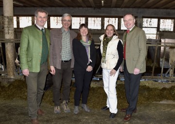 Im Bild von links nach rechts: Bundesrat Martin Preineder, Hannes Schabbauer, Staatsministerin DI Ulrike Höfken, Bernadette Schabbauer und Agrar-Landesrat Dr. Stephan Pernkopf