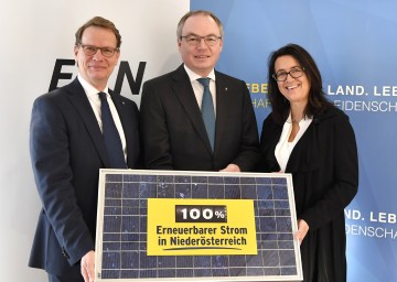 Dächer-Programm für öffentliche Gebäude gestartet. Im Bild von links nach rechts: EVN-Vorstandssprecher Stefan Szyszkowitz, LH-Stellvertreter Stephan Pernkopf und Monika Langthaler, Präsidentin von Arnold Schwarzeneggers Klimaschutzinitiative R20