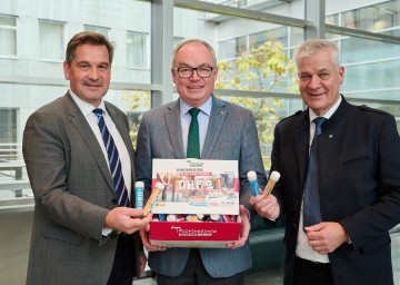 Im Bild von links nach rechts: Werner Krammer, Obmann des Vereins „Naturparke Niederösterreich“, LH-Stellvertreter Stephan Pernkopf und Anton Kasser, Präsident der NÖ Umweltverbände