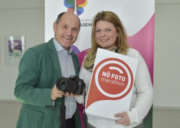 Der Initiator der Niederösterreichischen Kreativakademie, Landeshauptmann-Stellvertreter Mag. Wolfgang Sobotka, und die Fixstarterin Teresa Moser aus Herzogenburg bei der Präsentation des NÖ FOTOmarathons. (v.l.n.r.)