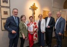 (v.l.n.r.) Bezirkshauptmann Josef Kronister, Museumsleiterin Manuela Rechberger, Stadträtin Renate Gamsjäger, Landeshauptfrau Johanna Mikl-Leitner, Diözesanbischof Alois Schwarz und Matthias Adl, Vizebürgermeister St. Pölten.