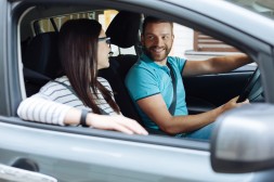 Zwei Personen sitzen in einem Auto