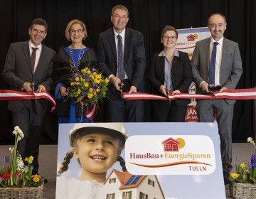 Eröffnung der "HausBau + EnergieSpar"-Messe in Tulln: Bürgermeister Peter Eisenschenk, Landeshauptfrau Johanna Mikl-Leitner, Messe-Geschäftsführer Wolfgang Strasser, Michaela Smertnig von der Wirtschaftsagentur ecoplus und Helmut Frank von der Abteilung Wohnungsförderung beim Amt der NÖ Landesregierung (v.l.n.r.)