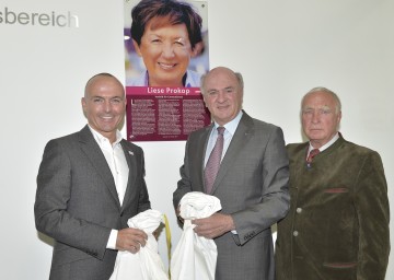 Bundesminister Mag. Gerald Klug, Landeshauptmann Dr. Erwin Pröll und Gunnar Prokop enthüllten anlässlich der Eröffnung des Neubaus der Liese Prokop Privatschule auch eine Gedenktafel an Liese Prokop (v.l.n.r.)