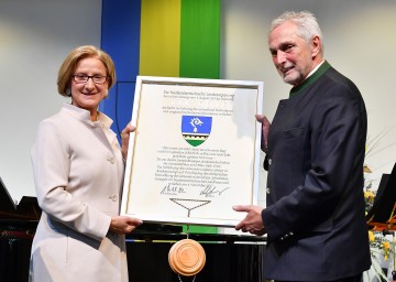 Verleihung des Gemeindewappens durch Landeshauptfrau Johanna Mikl-Leitner, im Bild mit Bürgermeister Walter Krutis.